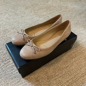 New Naturalizer GRACE TPB Pebbled beige flats 9.5 M